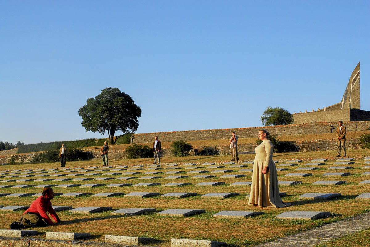 Fig. 1. I Persiani di Eschilo, Archivio Zeta al Cimitero militare germanico al passo della Futa, 2003 (foto: Franco Guardascione)