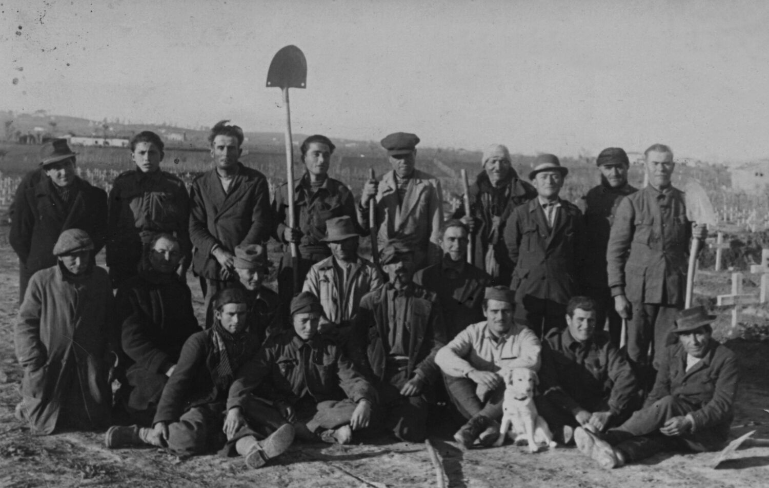 Fig. 4. 1947 ca., Coriano, gruppo degli operai addetti alla costruzione del cimitero alleato