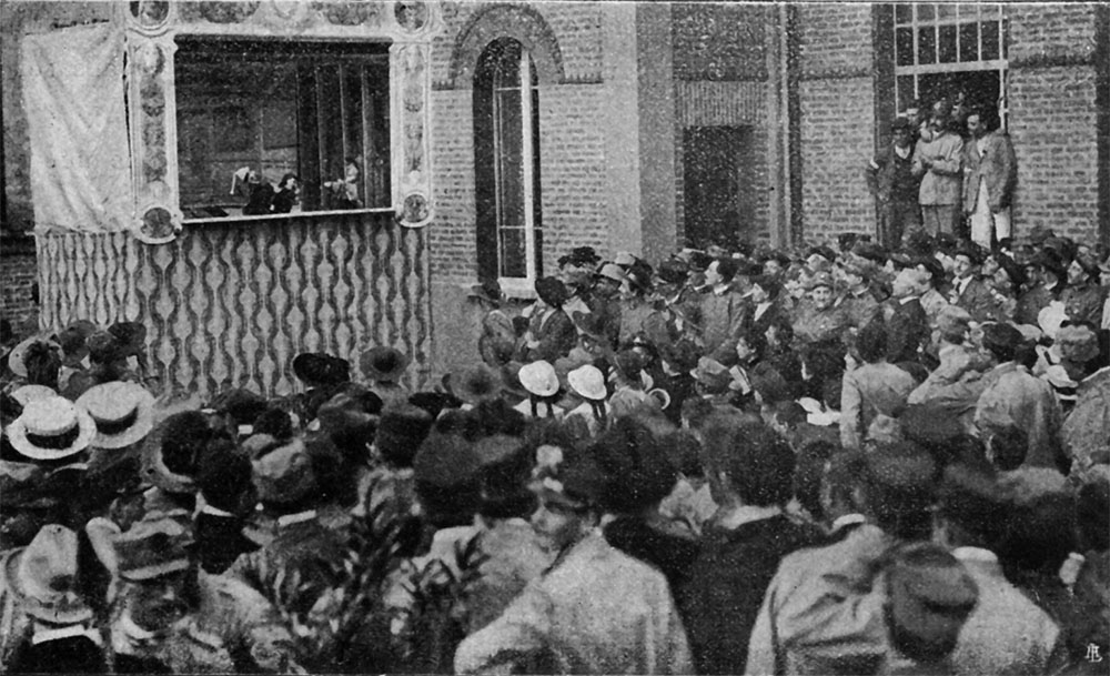 Uno spettacolo di burattini all’esterno della Casa del soldato di Bologna (immagine contenuta nel libro di Antonio Bottoni, Casa del soldato. Bologna: 20 giugno 1915 – 30 giugno 1920, Bologna, Tip. Cuppini, 1922).