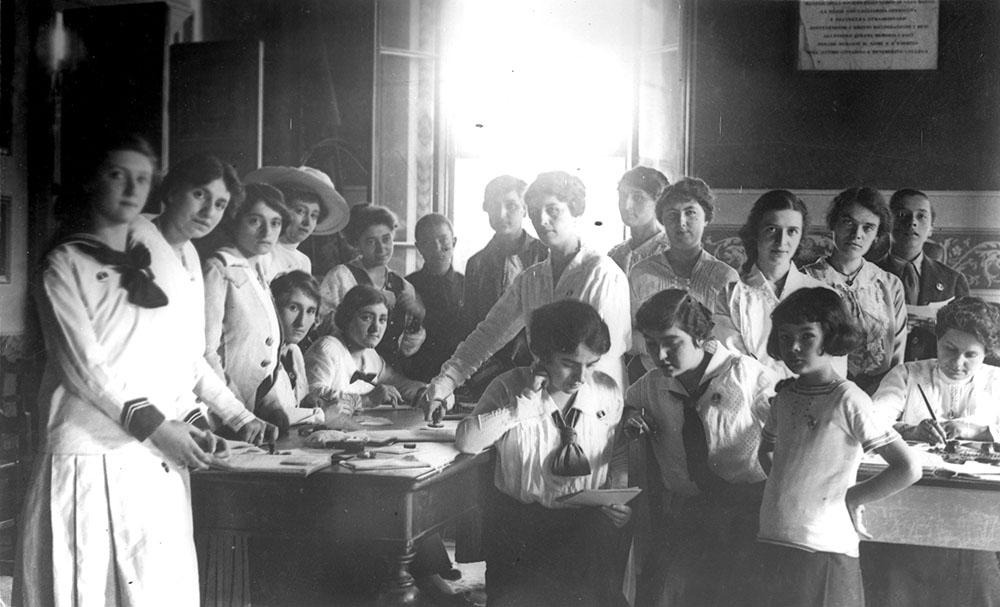 Un gruppo di signorine addette all’Ufficio corrispondenza e informazioni gratuite per le famiglie dei richiamati a Ravenna. Fotografo: Ulderico David. Istituzione biblioteca classense di Ravenna.