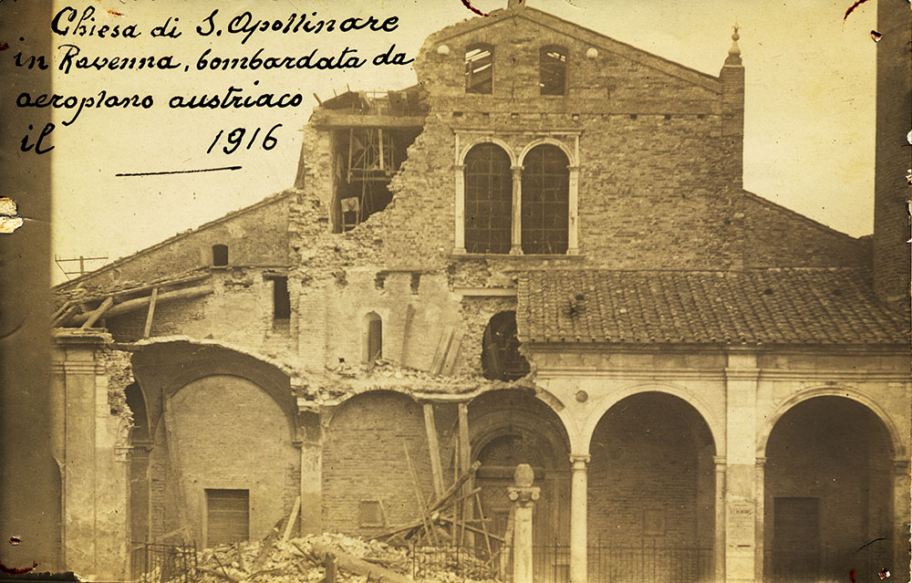 La drammatica immagine della Chiesa di Sant’Apollinare colpita dall’incursione aerea del 12 febbraio 1916 (Museo civico del Risorgimento di Bologna).