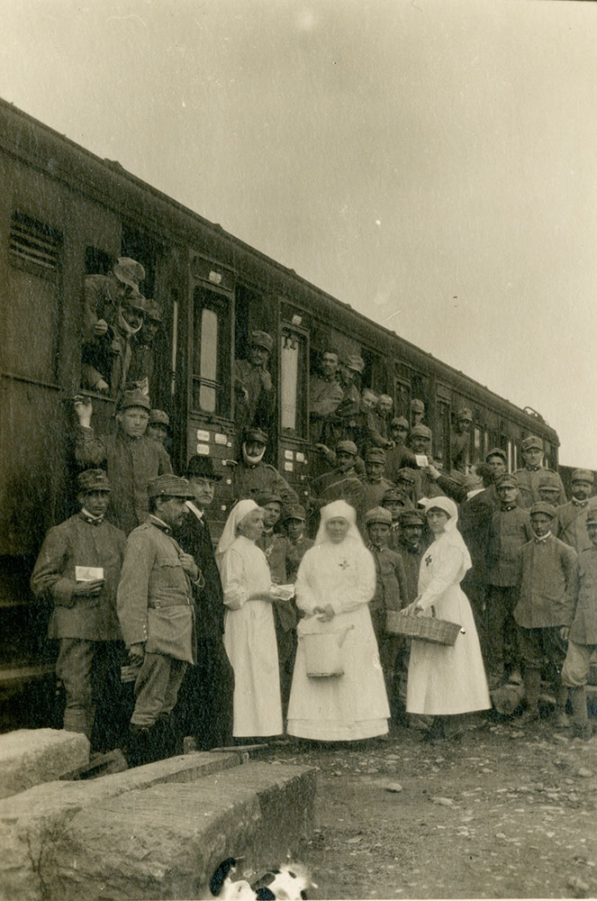 Un'immagine emblematica del ruolo dell'Emilia-Romagna durante la Grande Guerra: il mezzo ferroviario (fondamentale per la movimentazione delle truppe e degli armamenti), l'accoglienza dei feriti (che le valse la definizione di Regione ospedale), la determinante presenza delle donne, nell'assistenza agli invalidi e alle fasce più deboli della società ma anche valide sostitute degli uomini nella produzione agricola e industriale.