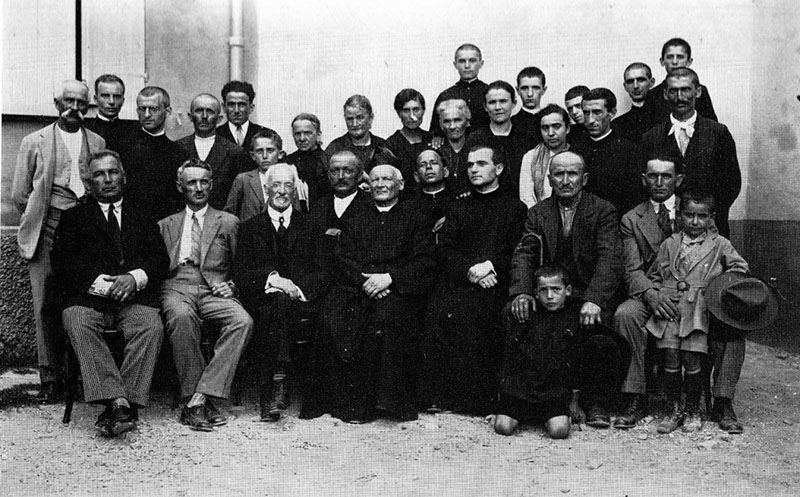 Don Alai e il gruppo di fondatori della Capolo.