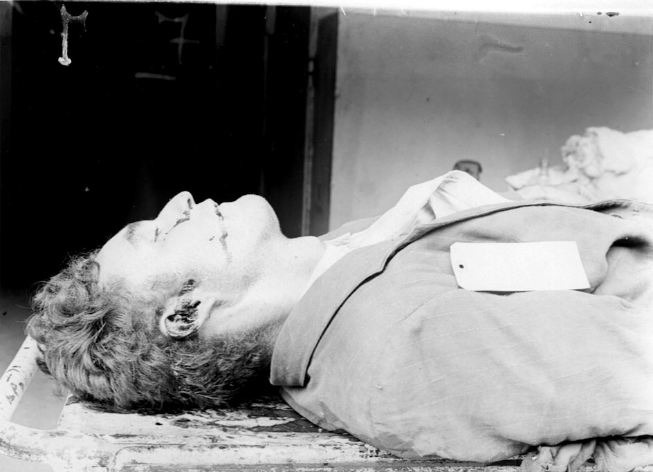Il cadavere di uno sconosciuto ritratto in obitorio, foto d'Ajutolo