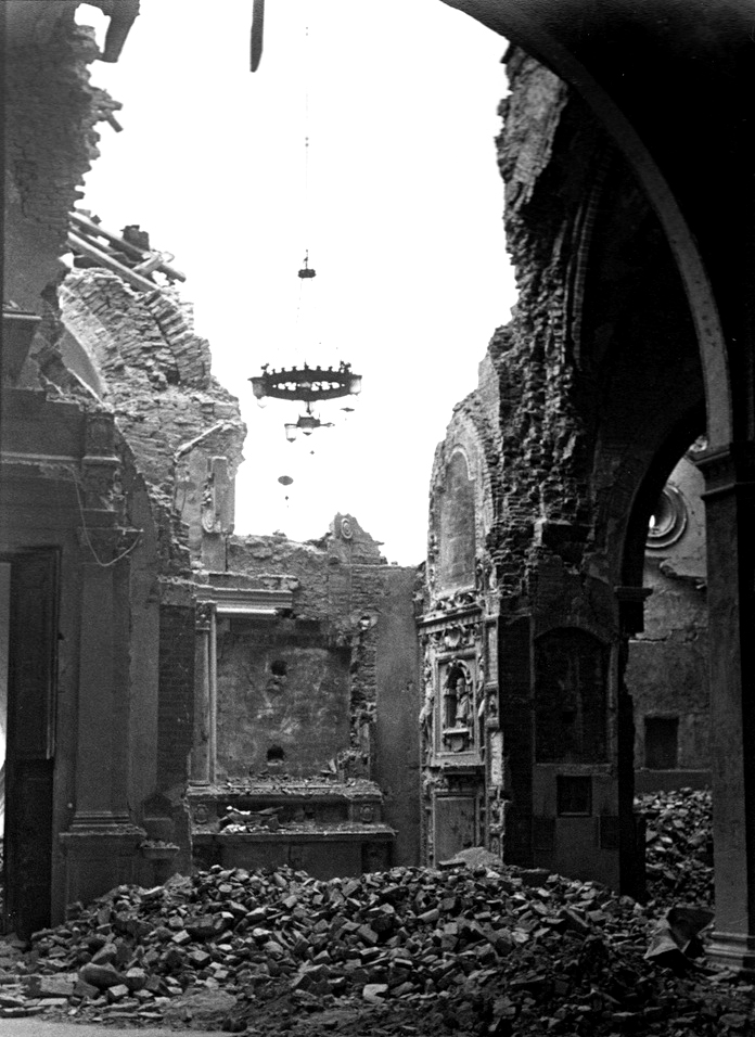 Interni della chiesa di San Giovanni in Monte dopo il bombardamento, foto d'Ajutolo