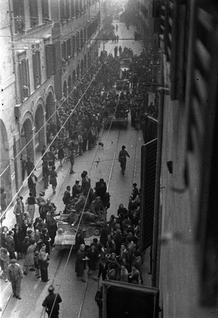 21 Aprile 1945 Arrivo degli Alleati (via San Vitale), foto d'Ajutolo