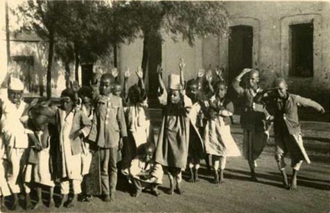 Bambini addestrati al saluto fascista, Memorie Coloniali - fondo Pier Filippo Gomez Homen
