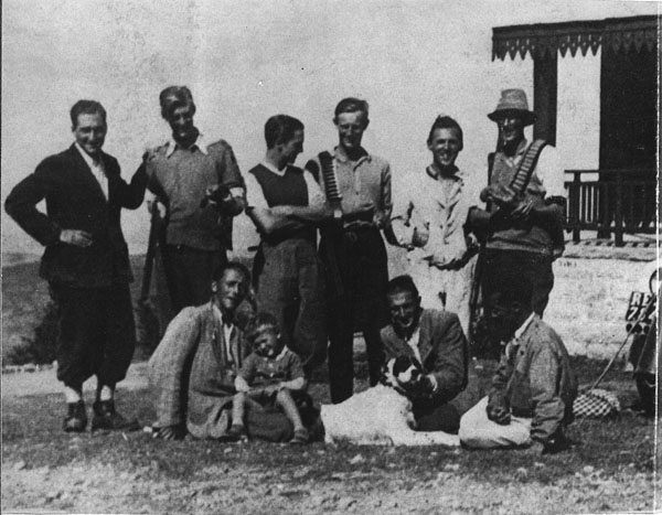 Ex prigionieri di Fontanellato sul monte Cimone, ritratti insieme ad un gruppo di partigiani (ottobre 1944)