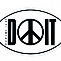 1987 – Adesivo con logo di “DOIT”, rassegna di concerti organizzata dalla Fgci di Modena. [art direction Elisabetta Ognibene, copy Francesco Ricci, Avenida]