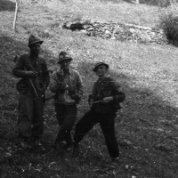 Fig. 6 Autunno 1944, Inverso di Pinasca. A sinistra Gianni Gay con il lutto a braccio, al centro Ettore Serafino [Archivio famiglia Serafino]