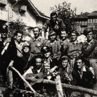 Fig. 9 Estate 1944, gruppo partigiano a Usseglio, nelle valli di Lanzo [Centro di documentazione di storia contemporanea e della resistenza nelle Valli di Lanzo Nicola Grosa]