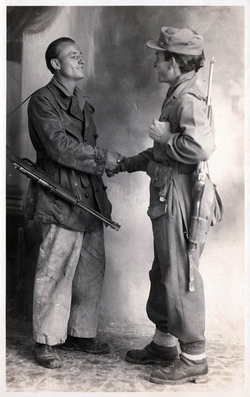 Ritratto fotografico di due partigiani di Gropparello: si riconosce Ugo Balduzzi “Tom” (foto gentilmente concessa dalla famiglia Baldini per la Collezione Gruppo di ricerca storica - 8 agosto 1944).