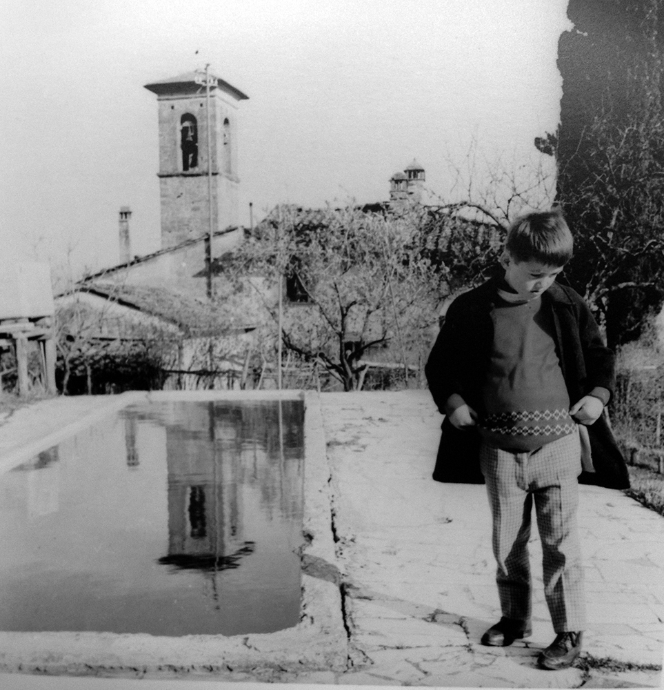 La piscina voluta e costruita da Milani per far perdere la paura dell’acqua ai suoi giovani ragazzi montanari (foto di Oliviero Toscani, Archivio Milani, Fscire).
