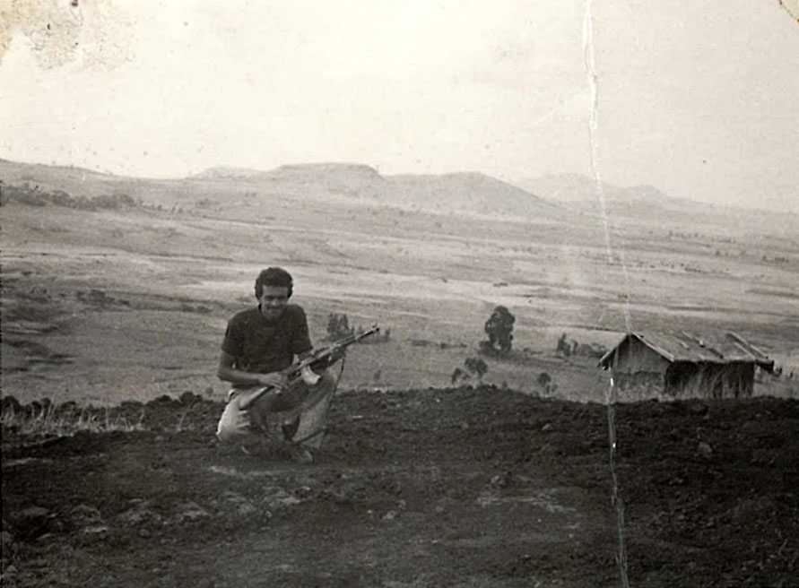 Franco Comacchio, figlio di padre italiano e madre etiope, prende parte alla lotta armata contro il governo militare Derg, in una foto degli anni Settanta (Fondo Franco Comacchio)