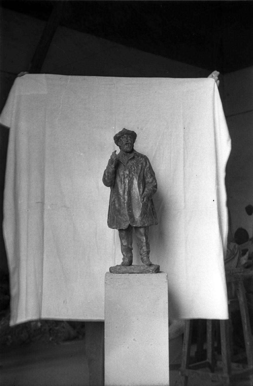 Fig. 3 - Prova in bronzo prima della realizzazione finale della statua di Giuseppe Massarenti (fotografia di Studio Camera, Archivio Fotografico della Fondazione Cineteca di Bologna).