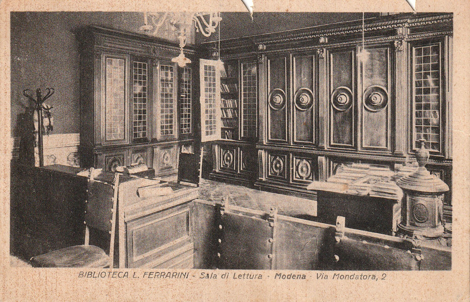 Interno della Biblioteca Ferrarini, anni Quaranta (Modena, collezione Bellei).