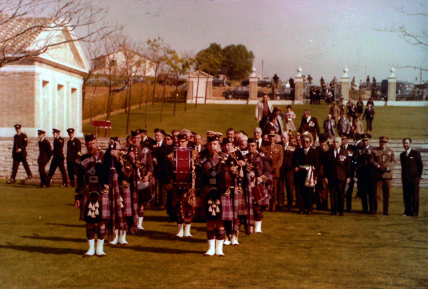 Fig. 7. 21 settembre 1974, Coriano, cimitero alleato, cerimonia con gli ambasciatori: al centro, con la fascia tricolore in vita, il sindaco di Coriano Renato Muccioli