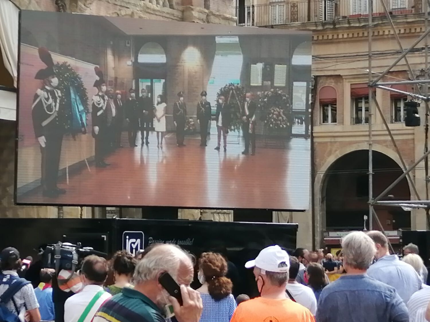 Piazza Maggiore 2 agosto 2020 durante la commemorazione (foto di Agide Melloni)