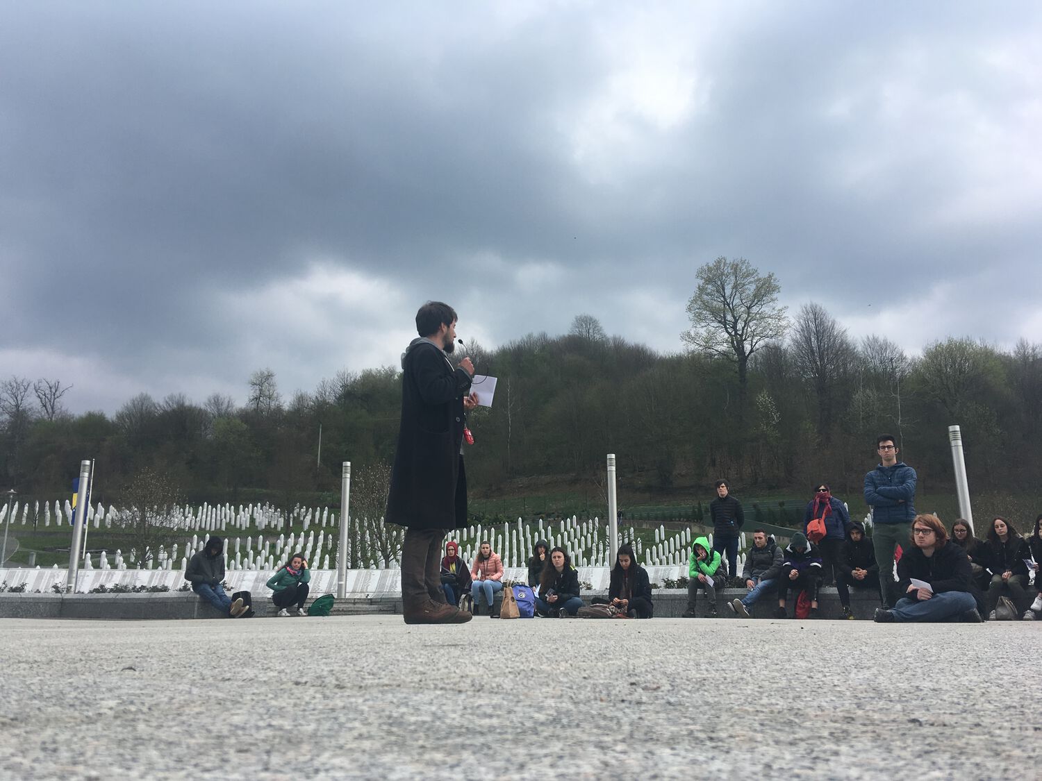Fig. 4. Incontro con Irvin Mujcic al memoriale di Srebrenica [foto di Sofia Crespi, studentessa Viaggio della memoria 2019]