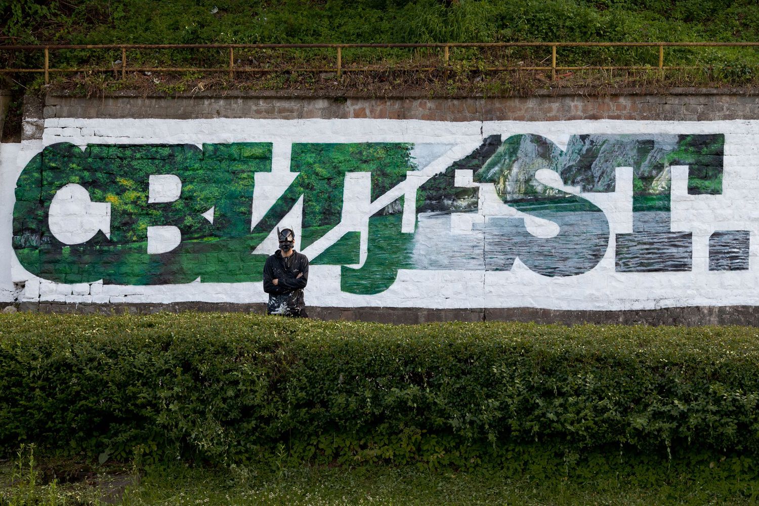 Fig. 7. CBИJEST (Consapevolezza), murales dello street artist Manu Invisible a Srebrenica [Un murales «italiano» per le strade di Srebrenica contro la guerra, https://www.corriere.it/foto-gallery/esteri/17_luglio_11/murales-italiano-le-strade-srebrenica-contro-guerra-6f5b5c98-6619-11e7-99cd-8ba21567bad4.shtml]