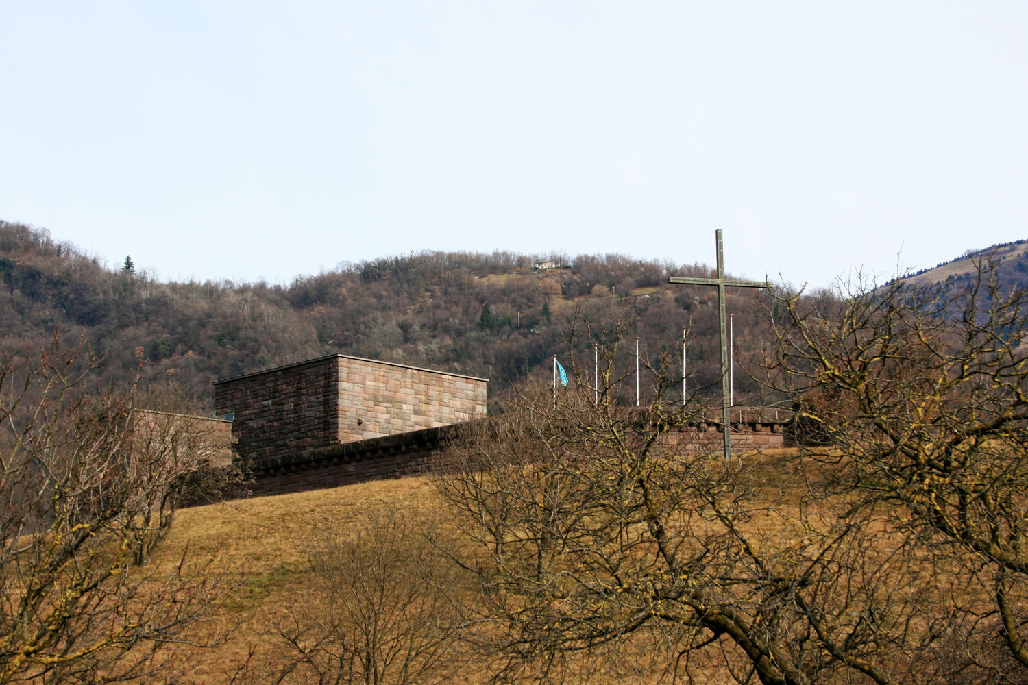 Fig. 11. Il cimitero tedesco di Quero, 1936-1939; la Totenburg incompiuta di Pinzano, abbandonata dal 1943 [foto di Elena Pirazzoli, 2019-2020]