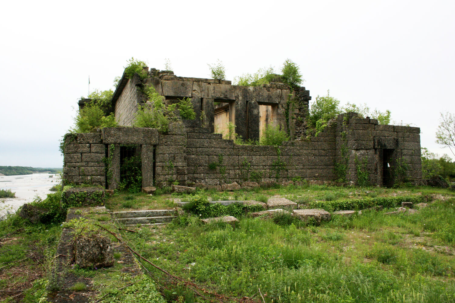 Fig. 12. Il cimitero tedesco di Quero, 1936-1939; la Totenburg incompiuta di Pinzano, abbandonata dal 1943 [foto di Elena Pirazzoli, 2019-2020]