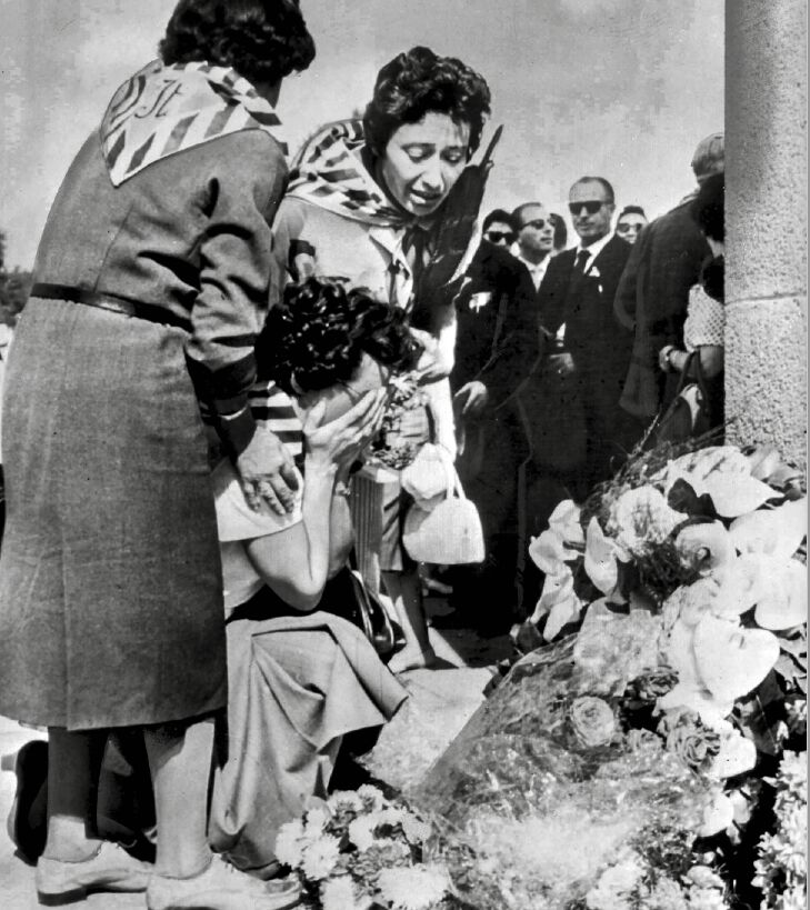 Fig. 2. Inaugurazione del memoriale di Ravensbrück, 1959; nella foto sono ritratte Bianca Paganini (in ginocchio), Lidia Beccaria Rolfi e una terza ex deportata