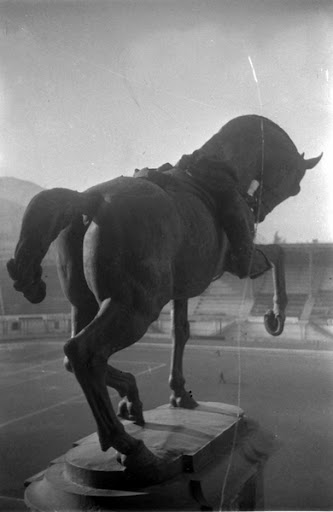 Fig. 13. Statua disarcionata di Mussolini a cavallo allo stadio Littoriale [foto Nino Comaschi, 1945 circa, Archivio Fotografico, Cineteca di Bologna].