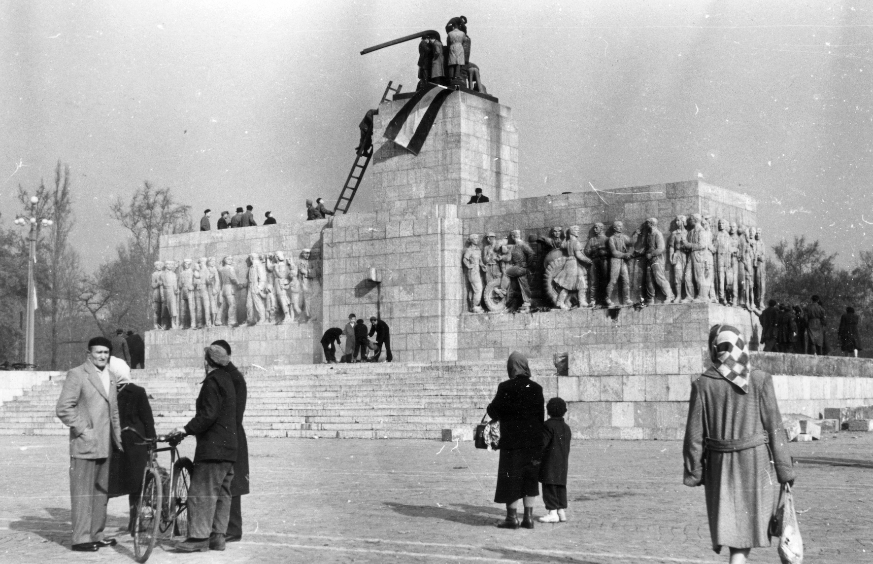 Fig. 7. Monumento a Stalin a Budapest dopo l’abbattimento della statua, 1956 [foto Fortepan / Pesti srác2 - CC-BY-SA 3.0]