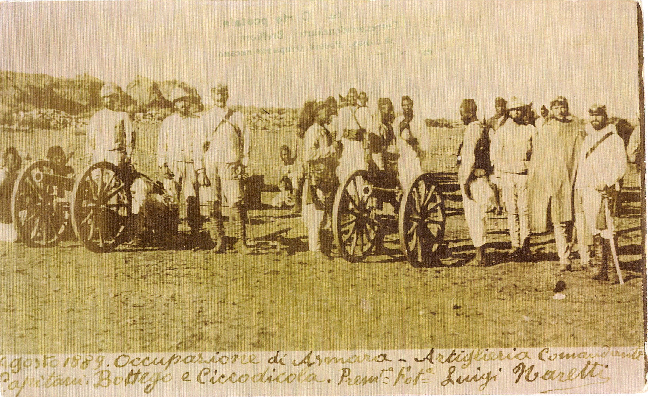 Fig. 1. Vittorio Bottego comanda con Federico Ciccodicola un gruppo di artiglieri nell’occupazione di Asmara, agosto 1889 [foto Luigi Naretti].