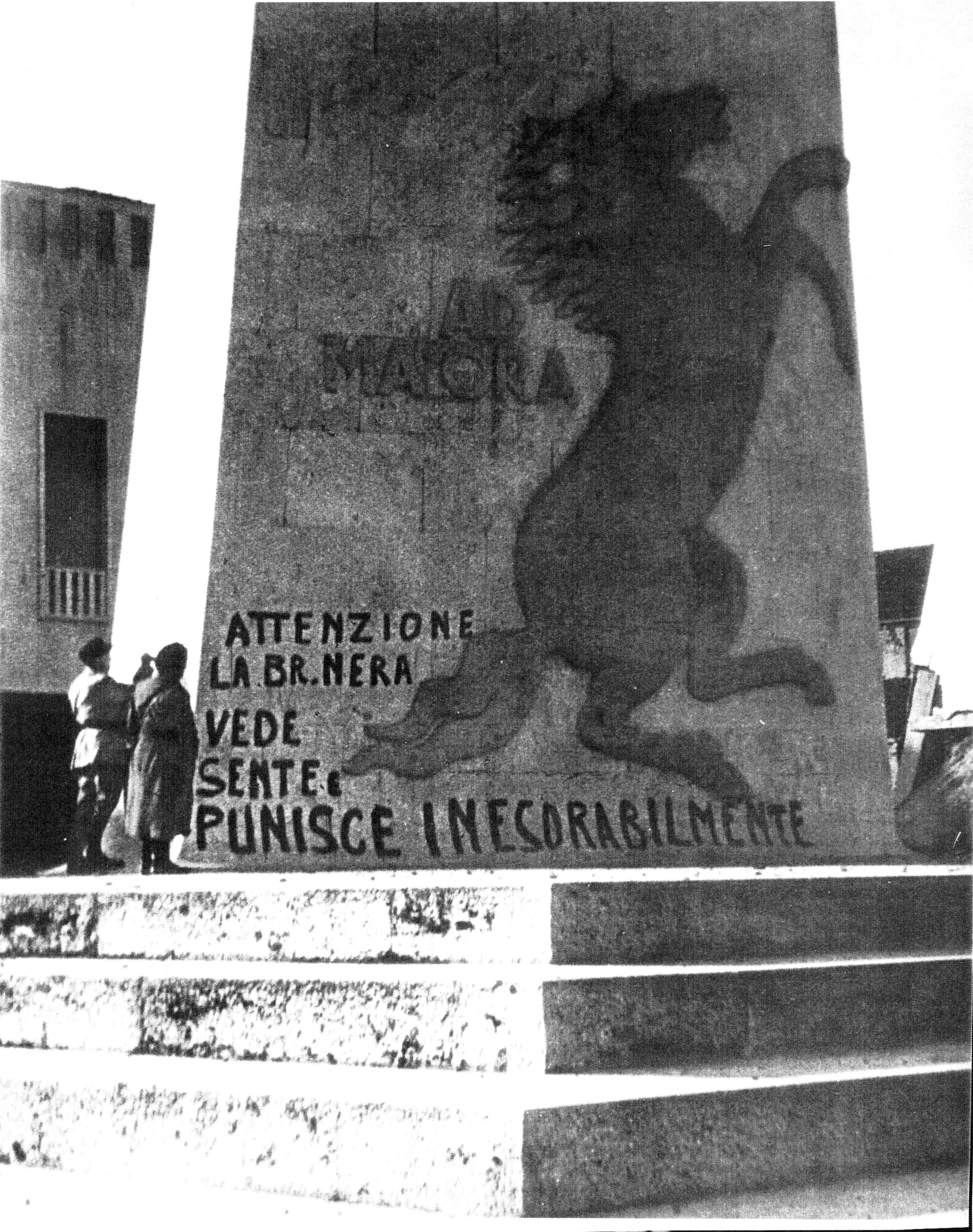 Fig. 12. Ala di Baracca con la scritta intimidatoria della brigata nera durante la Rsi [Archivio Istituto storico di Ravenna].