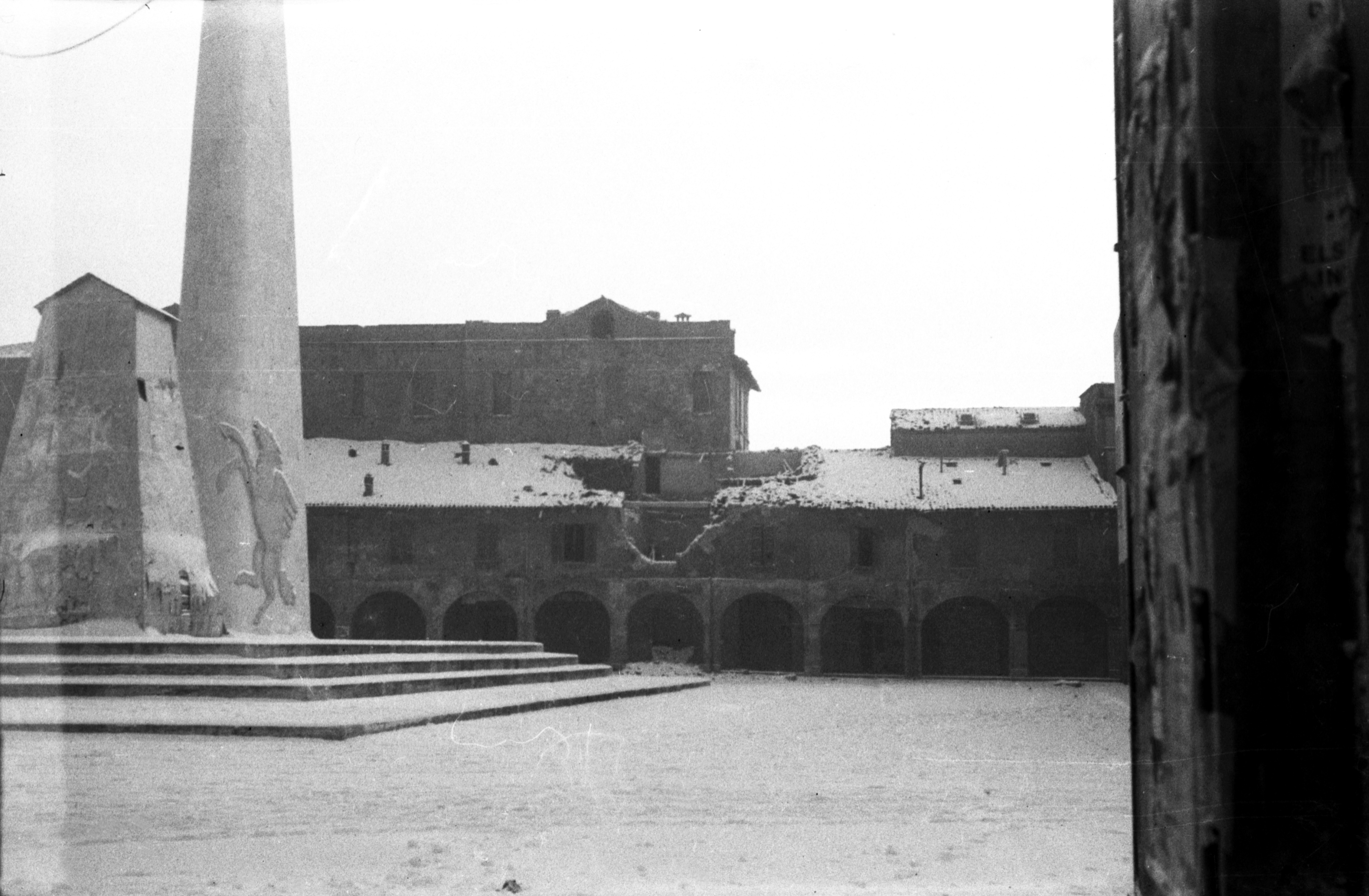 Fig. 13. La casseratura della statua in bronzo di Baracca in una fotografia del 9 gennaio 1945 [foto A. Giovannini, Archivio Istituto storico di Ravenna].