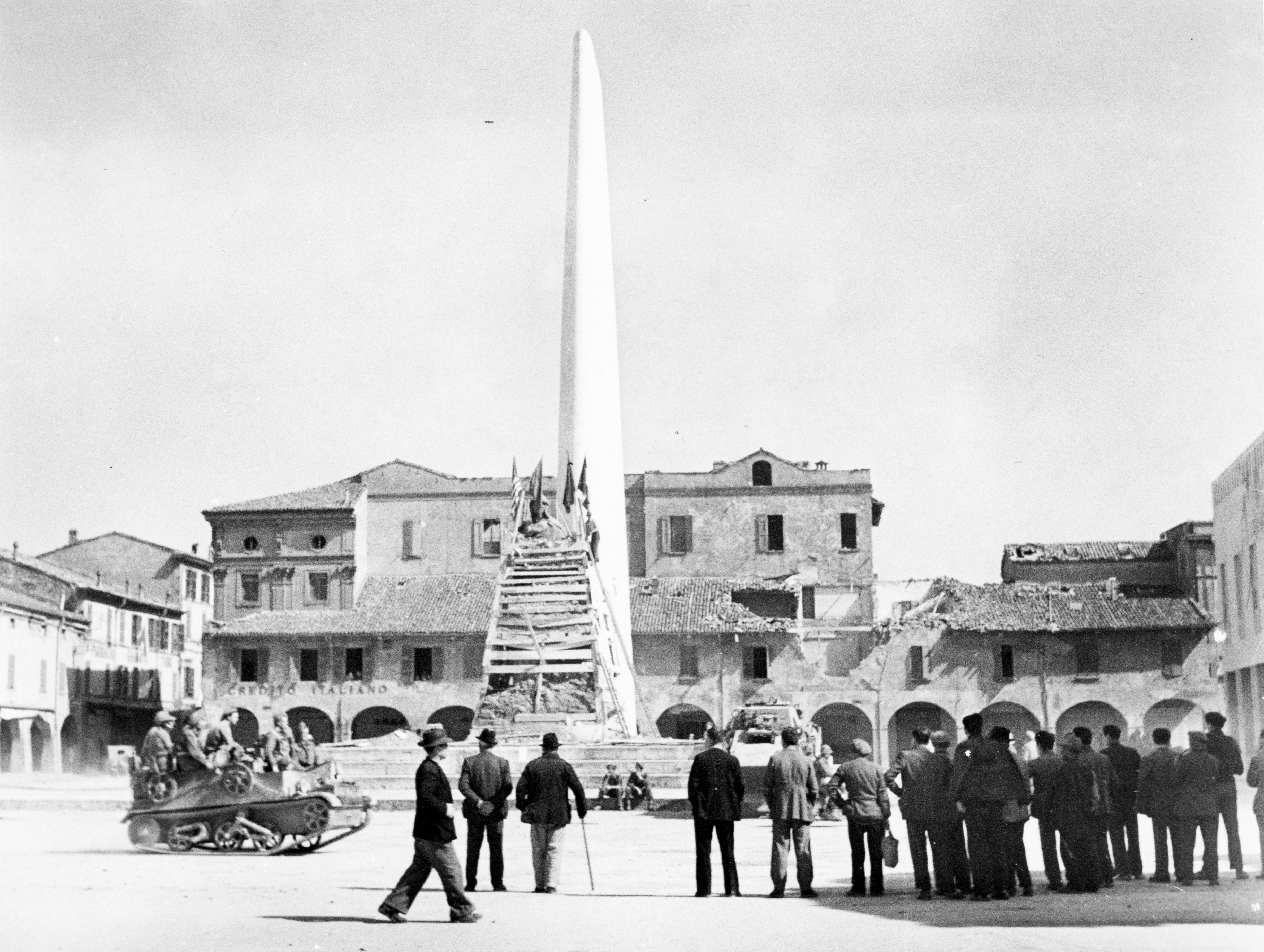 Fig. 14. Gli alleati intorno al monumento di Baracca, parzialmente scoperto, nell’aprile 1945 [foto Imperial War Museum London].