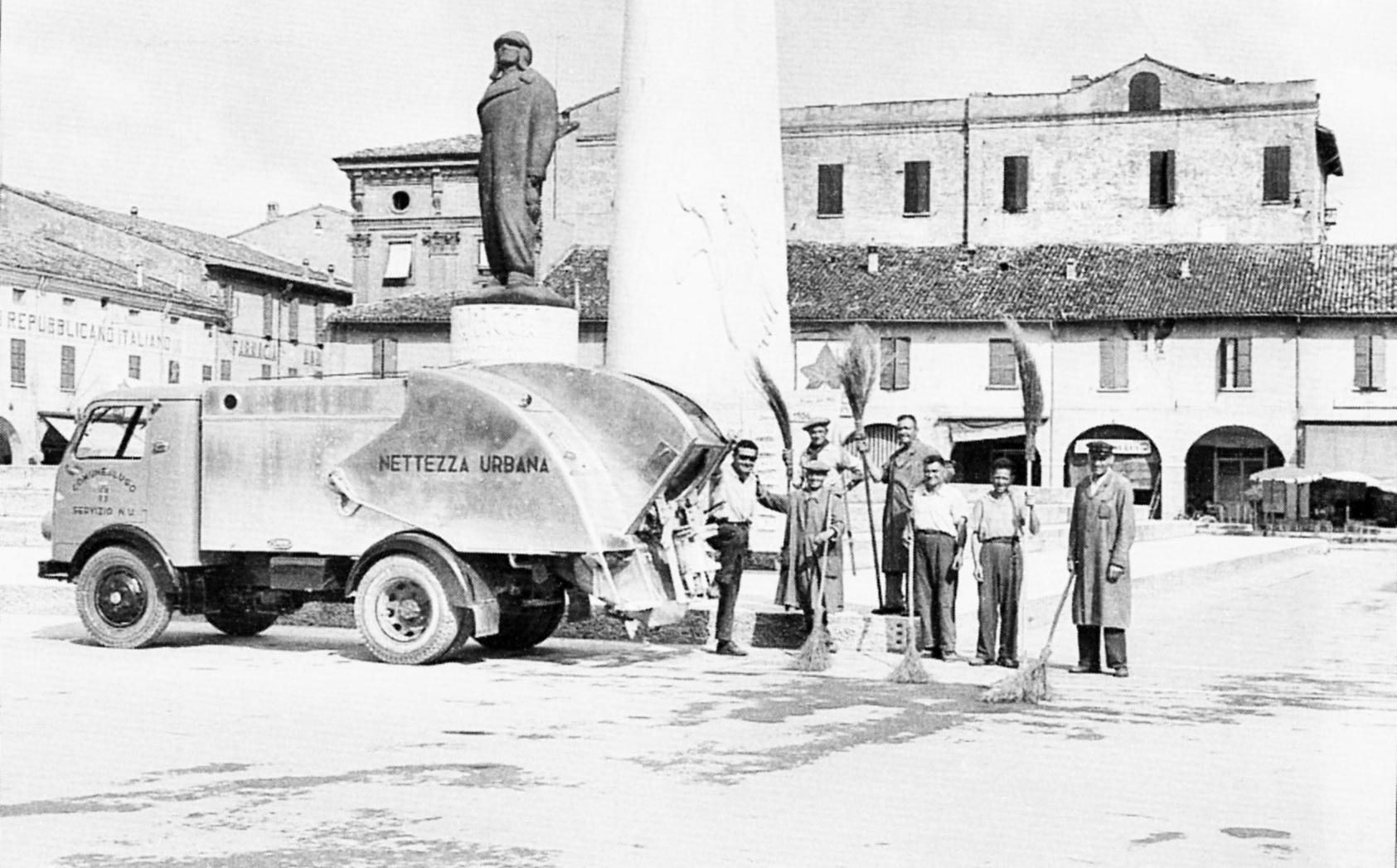 Fig. 17. Netturbini comunali in posa davanti al monumento, 1956 [foto Paolo Guerra, Archivio Paolo Guerra Lugo per gentile concessione di Giacomo Casadio].