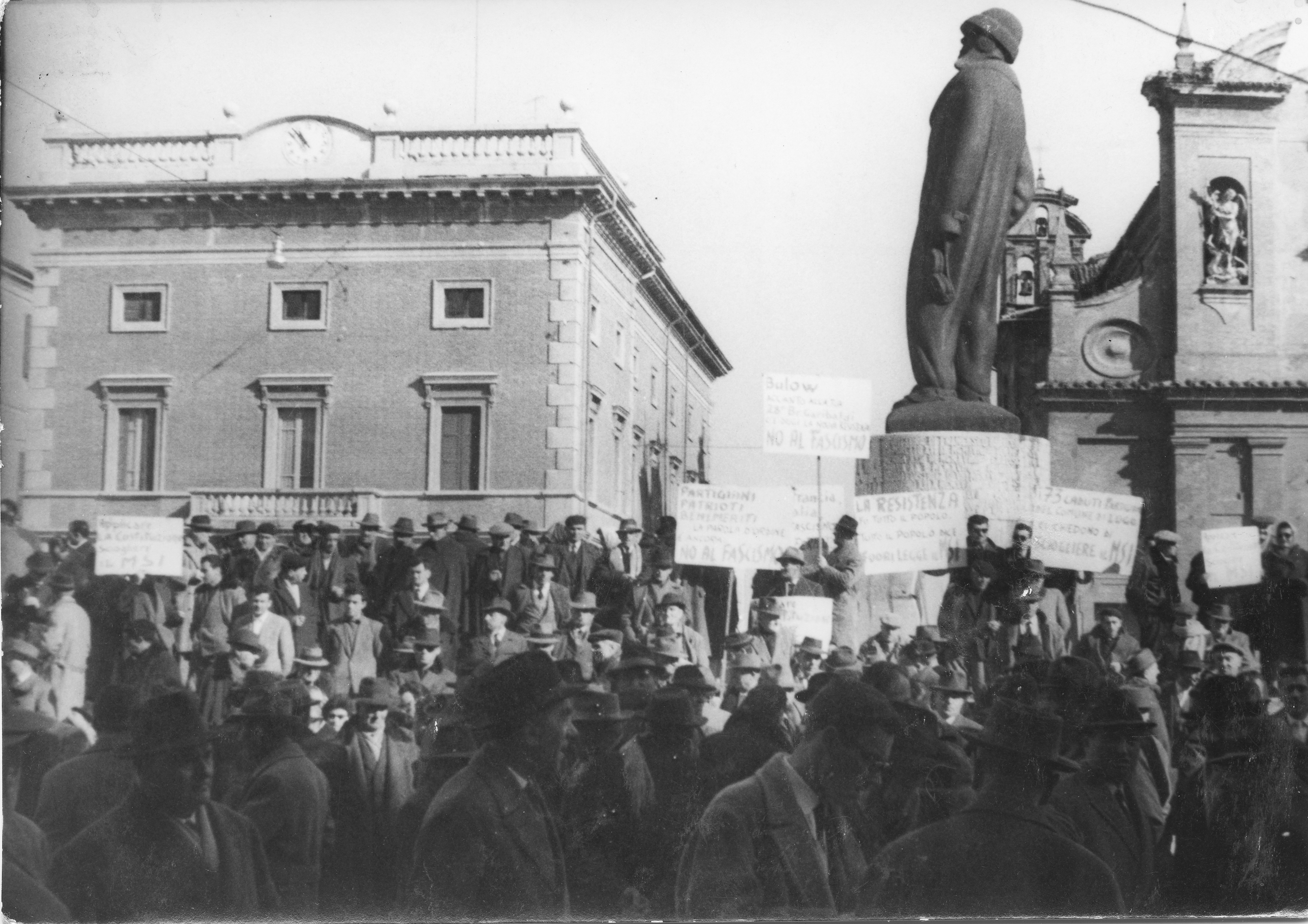 Fig. 18. Manifestazione antifascista, 1960 [foto A. Giovannini, Archivio Istituto storico Ravenna].