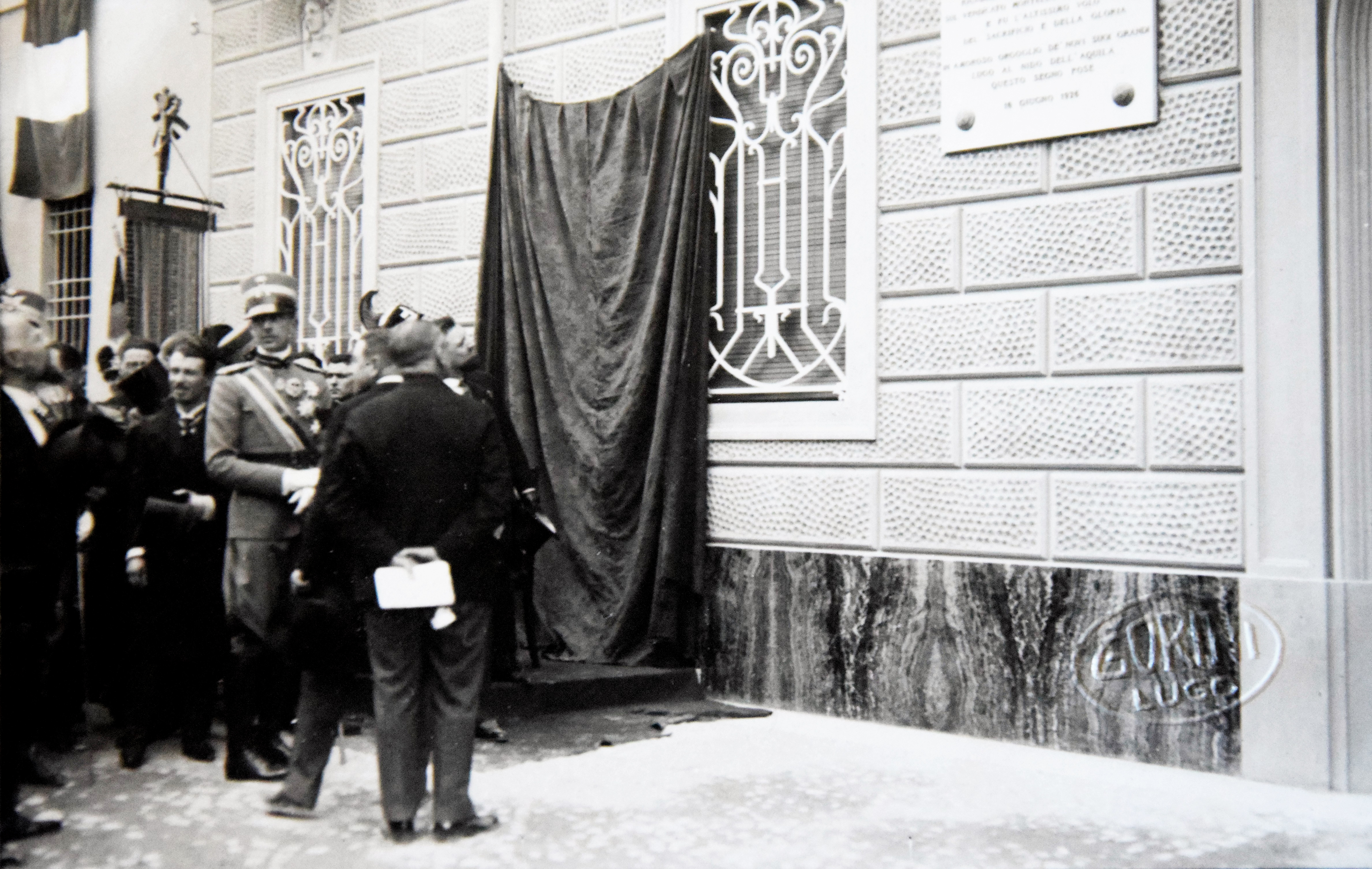 Fig. 2. Lugo 16 giugno 1926 Umberto di Savoia inaugura la prima targa monumentale su Casa Baracca [Biblioteca Trisi Lugo].