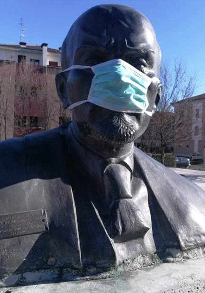 Fig. 10. Il busto di Lenin con la mascherina durante la pandemia di Covid 19 [Archivio privato Paolo Nori].