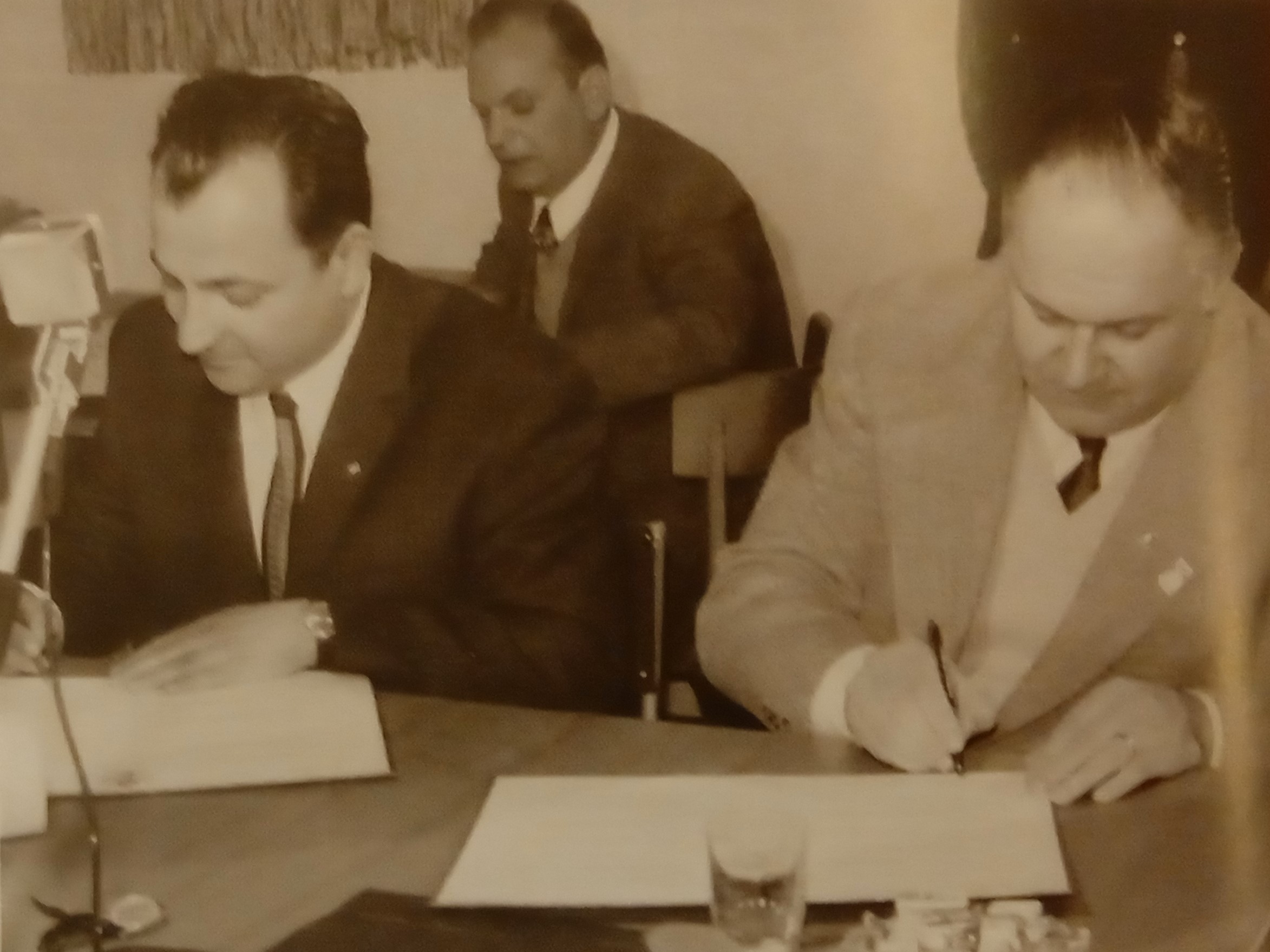 Fig. 6. 1° maggio 1971: Nicolaj Shelar e William Casotti firmano lo storico gemellaggio tra Bendery e Cavriago [Archivio storico Comune di Cavriago].