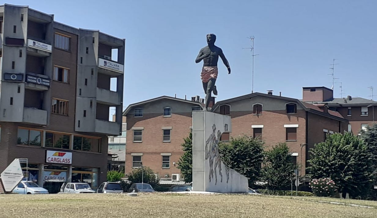 Fig. 1. La statua di Dorando Pietri a Carpi [foto Luca Zironi].