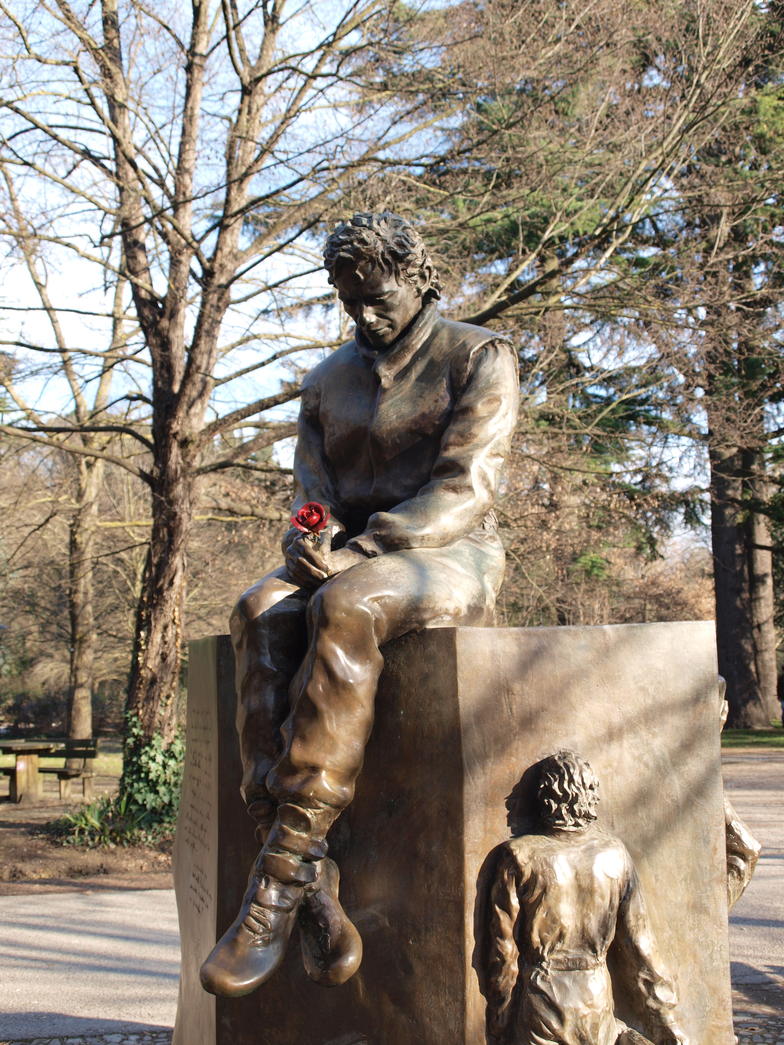 Fig. 3. Monumento dedicato a Ayrton Senna a Imola [foto Mario Palpati e Alice90, Wikimedia Commons licenza Creative Commons Attribuzione-Condividi allo stesso modo 3.0 e 4.0].