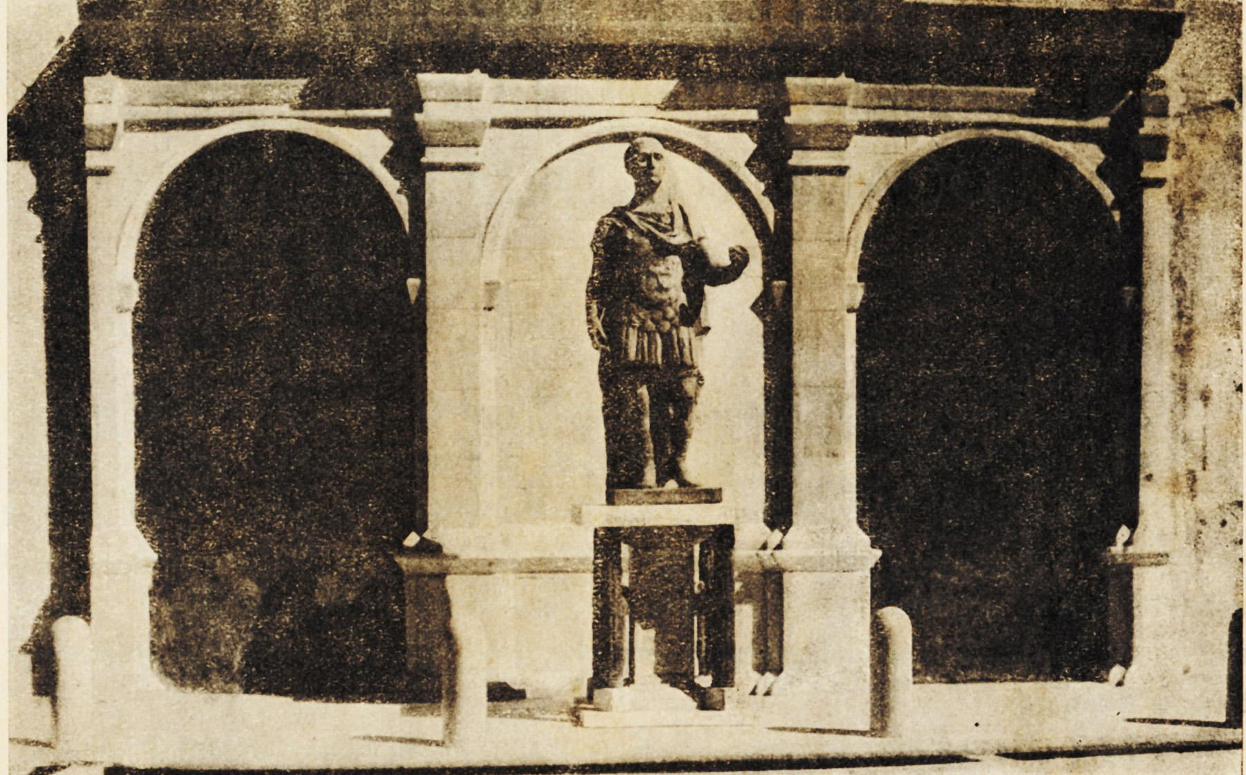 Fig. 3. Plastico dello scultore Filogenio Fabbri, con il modellino della statua di Cesare realizzato dall’artista Ercole Drei, che poggia sul suggestum sorretto dai fasci [Pasquini 1933].