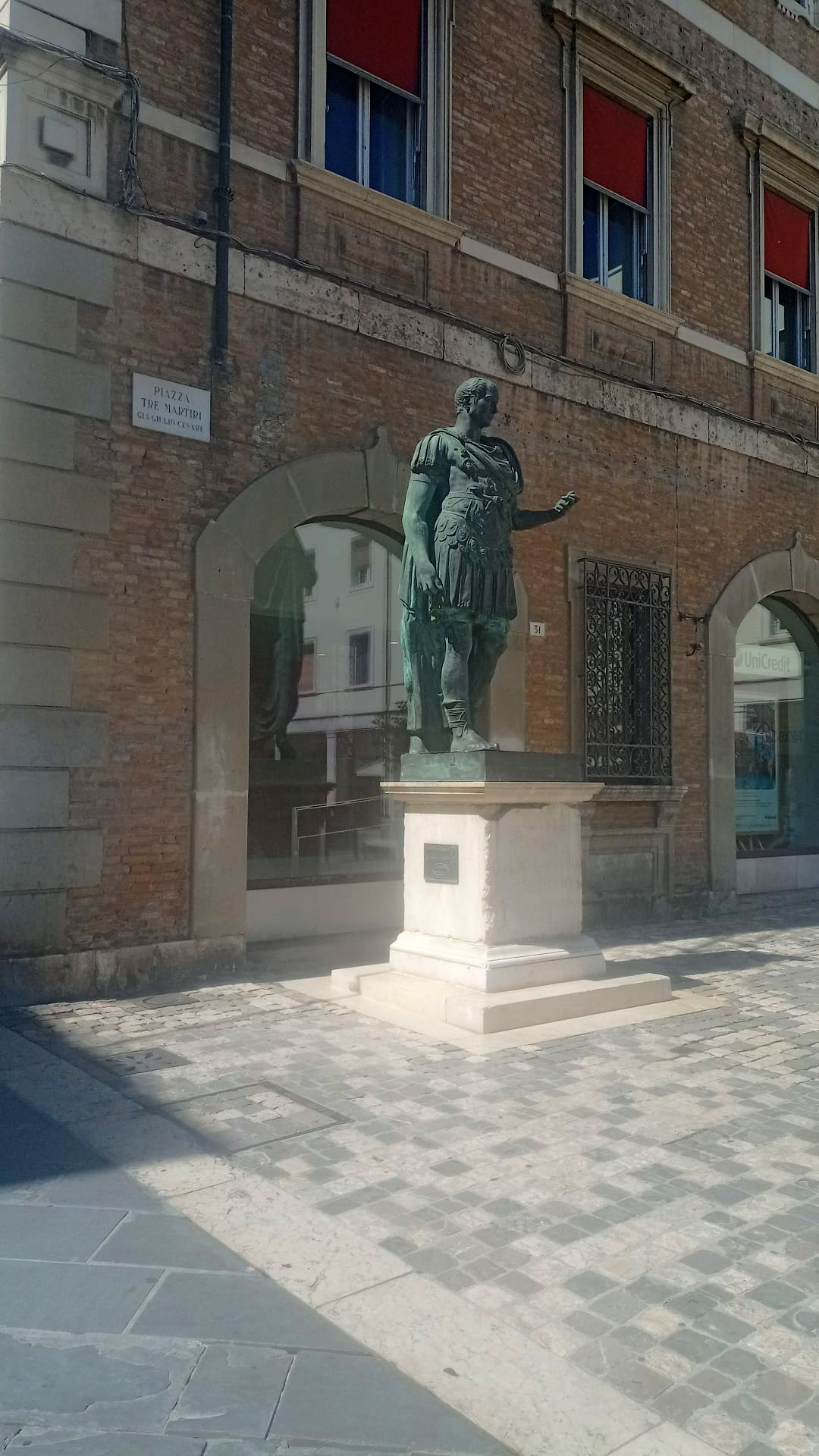 Fig. 8. La copia della statua nella sua attuale collocazione in piazza Tre martiri [foto Daniele Susini].