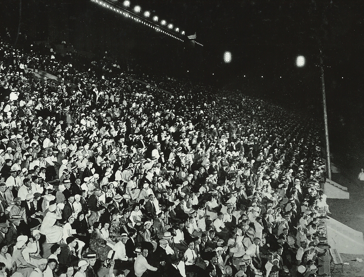 Figg. 3-3bis. La folla adunata allo stadio di Chicago, Chicago 1933 [Album fotografico Crociera aerea del Decennale 1 luglio - 12 agosto 1933-X, AISCOFE, Fondo Donazione famiglia Paolo Balbo].