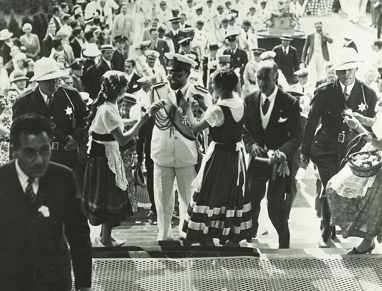 Fig. 5. Fanciulle italo-americane offrono fiori agli atlantici, Chicago 1933 [Album fotografico Crociera aerea del Decennale 1 luglio - 12 agosto 1933-X, AISCOFE, Fondo Donazione famiglia Paolo Balbo].