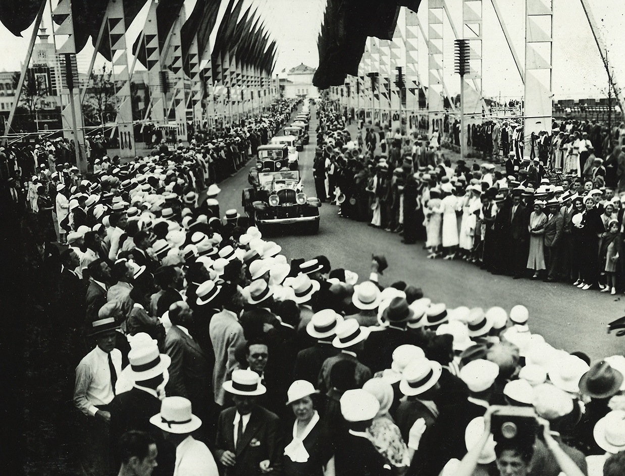 Fig. 8. Visita all’Esposizione mondiale, Chicago 1933 [Album fotografico Crociera aerea del Decennale 1 luglio - 12 agosto 1933-X, AISCOFE, Fondo Donazione famiglia Paolo Balbo].