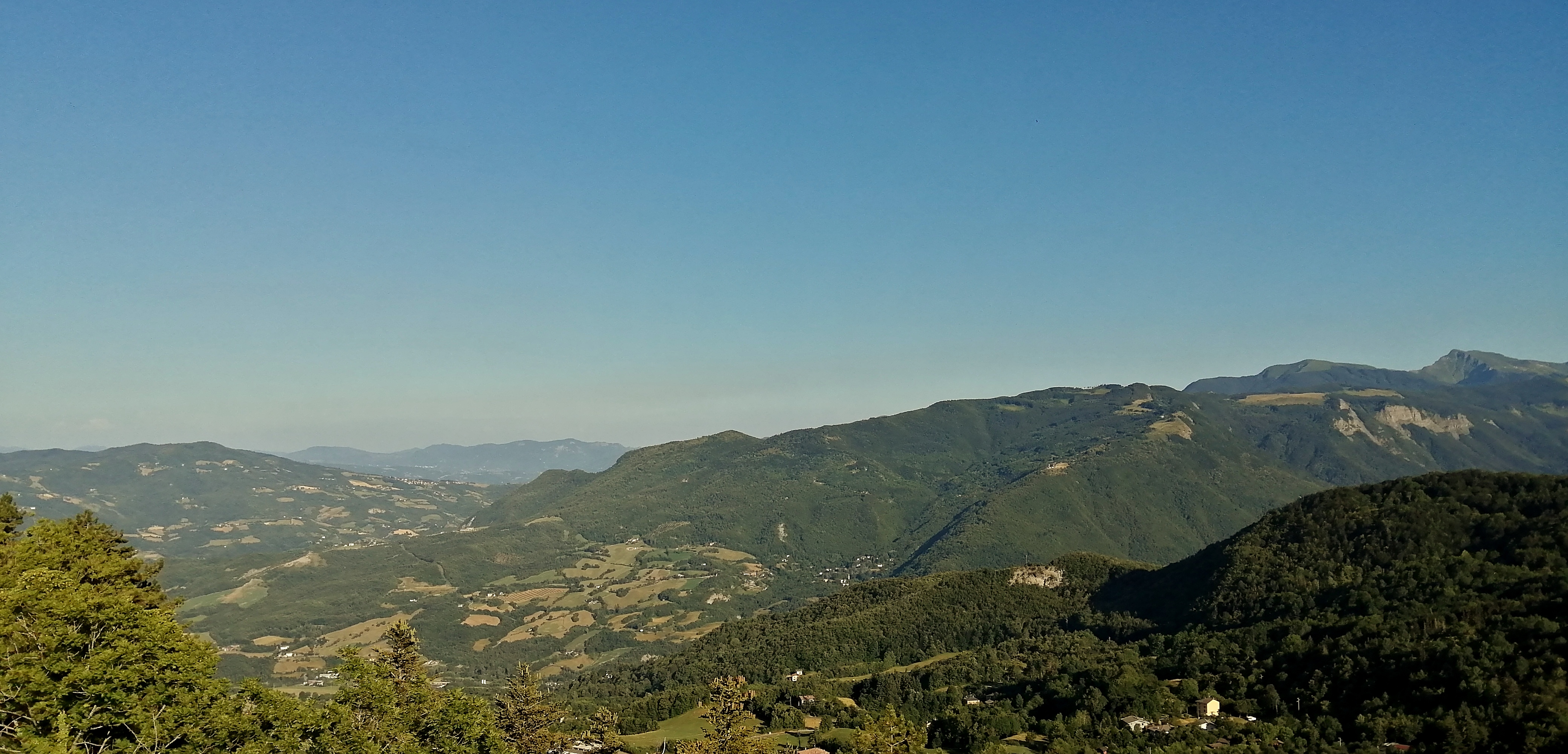 Fig. 1. Il paesaggio appenninico in cui si è svolta la scuola Aiso: veduta dall’alto della rocca di Sestola [foto Francesco Bignardi Baracchi, 2022].