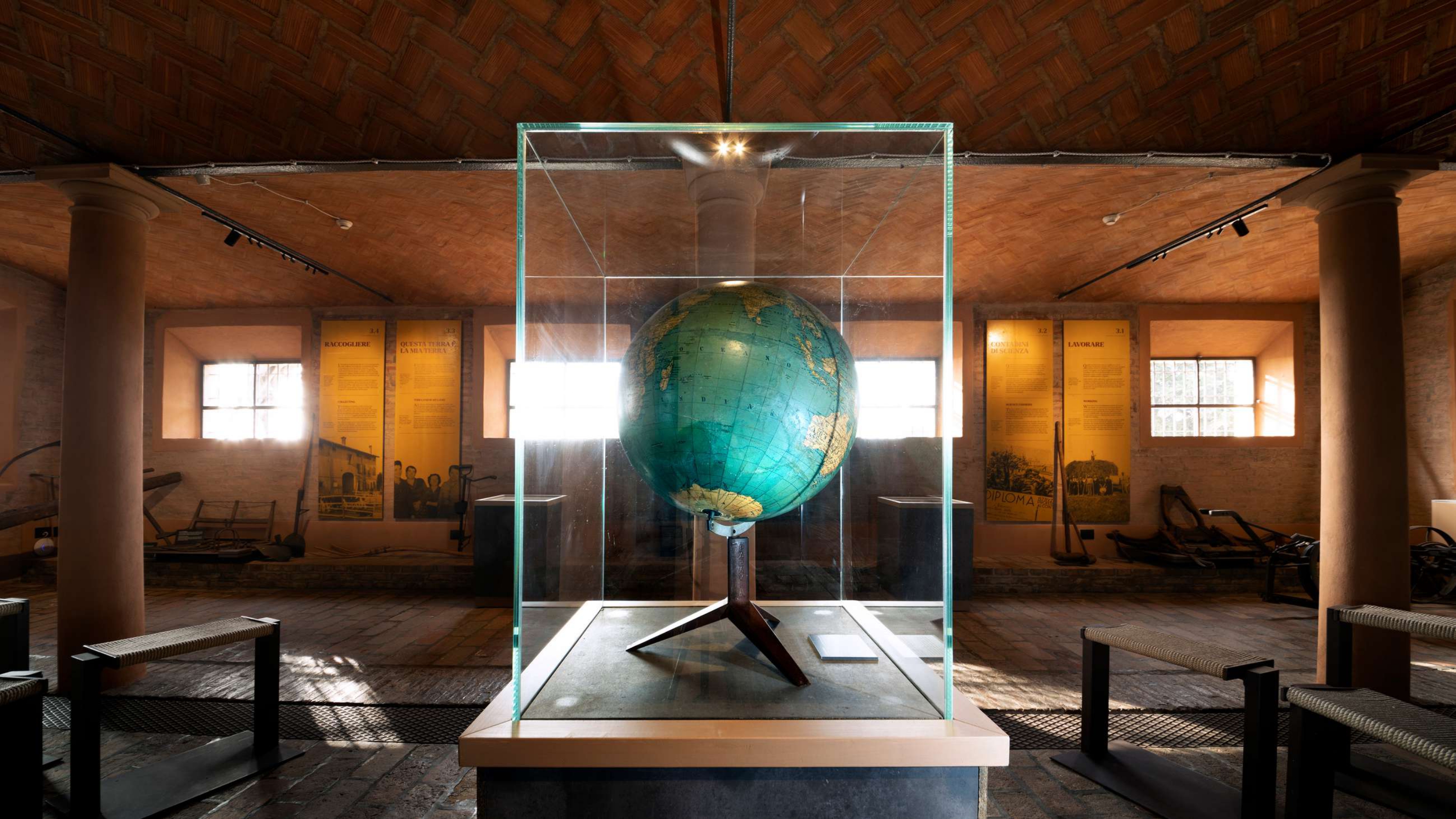 Fig. 5. Il mappamondo posto al centro della sala “Tra terra e sogno”, Museo Cervi [foto John Freeman, 2022].