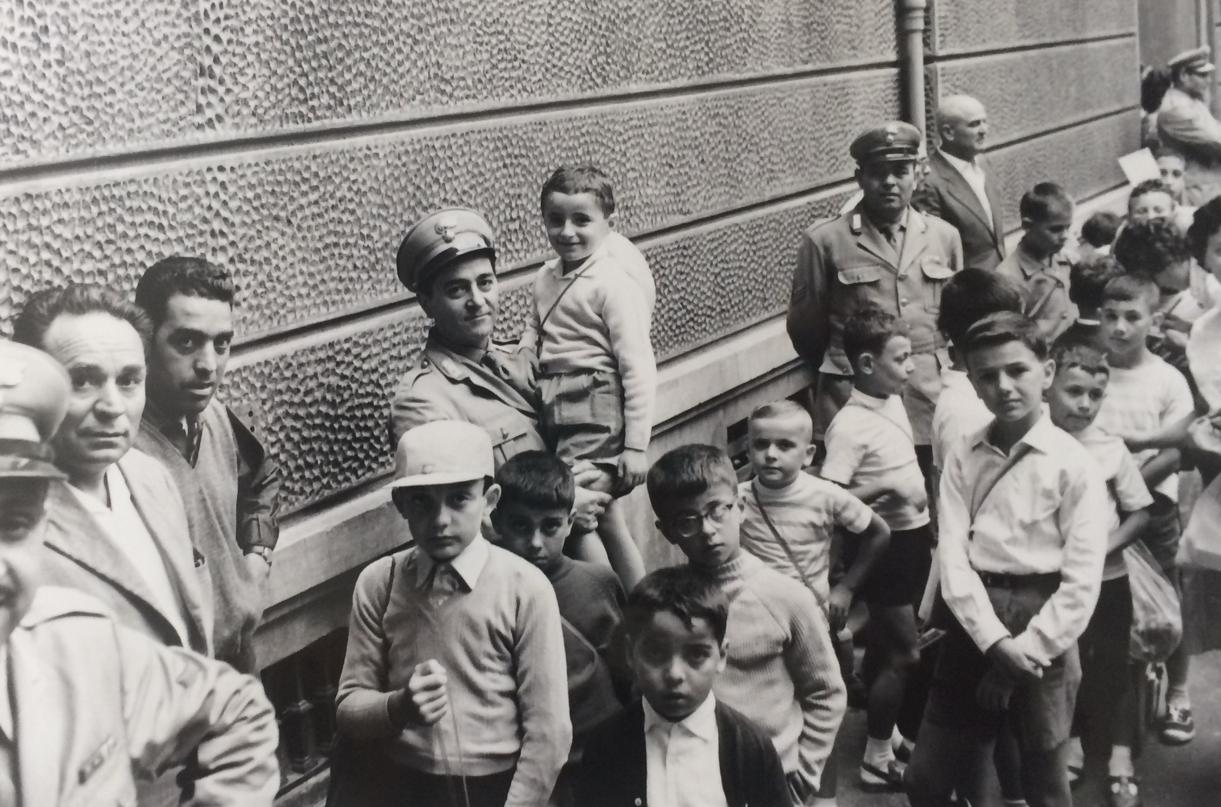 Fig. 12. Alcuni bambini, tra cui mio padre Roberto, in partenza da Bologna verso la colonia di Miramare di Rimini, 1960 [Archivio privato Sofia Nannini].