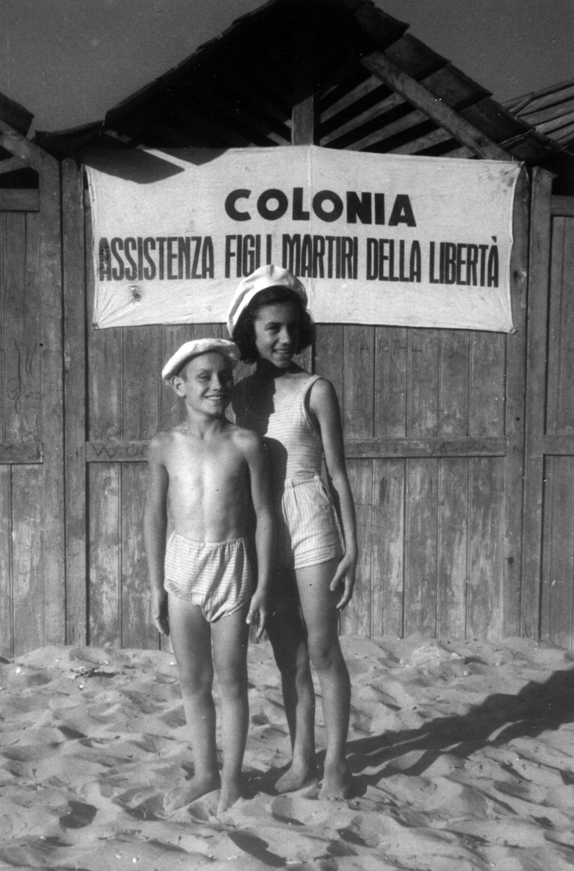 Fig. 5. Spiaggia di Pesaro, Colonia dell’Anpi e dell’Udi per i figli dei caduti partigiani, fine anni Quaranta [da http://www.ilpioniere.org/api-pesaro-e-urbino.html].