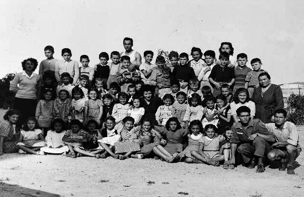 Fig. 6. Spiaggia di Pesaro, inizio anni Cinquanta: Colonia permanente dell’Udi come sanatorio per bambini contagiati da tbc [da http://www.ilpioniere.org/api-pesaro-e-urbino.html].